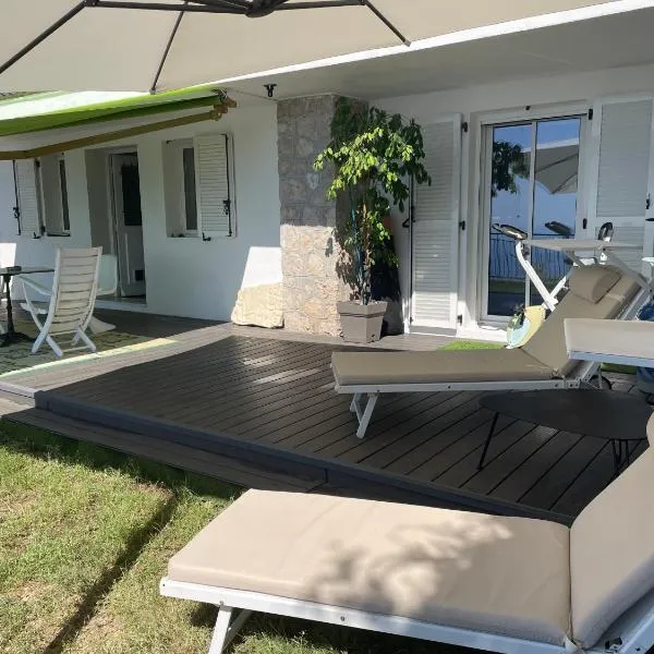 Villa Riviera vue panoramique MER et NATURE，位于艾日的酒店