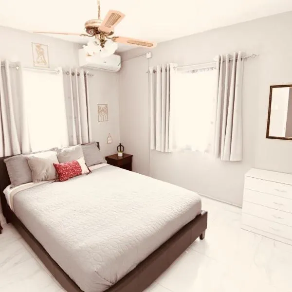 Cozy 2 bedroom Townhouse in gated community, KGN8 Newly installed solar hot water system，位于金斯敦的酒店