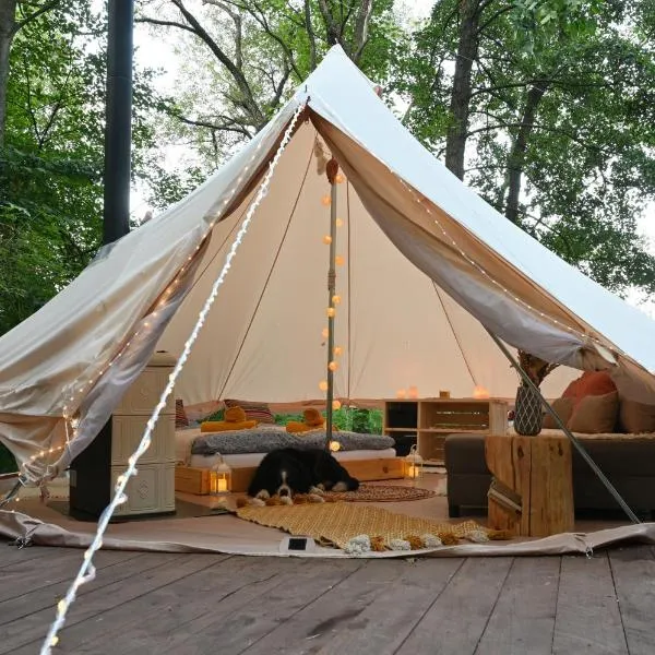 Glamping ŠumVody，位于Holčíkovce的酒店