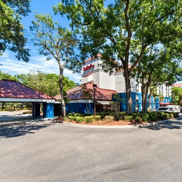 默特尔比奇公众市场红屋顶客栈酒店，位于默特尔比奇的酒店
