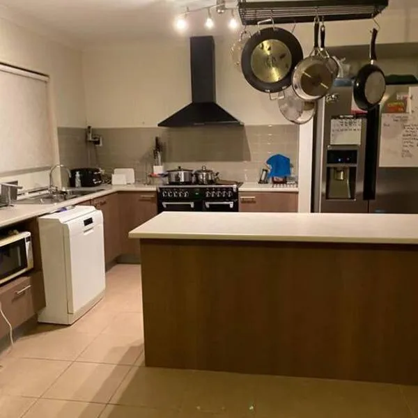 Family home close to Melb Airport, free FAST WIFI!，位于克莱基伯恩的酒店