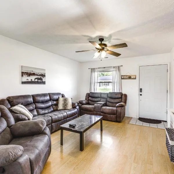 Quiet Dry Ridge Home w/ Yard - Near Ark Encounter!，位于干岭的酒店