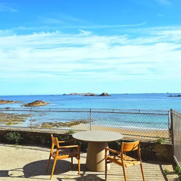 Vue pleine mer à la Perle Marine - La Terrasse，位于迪纳尔的酒店