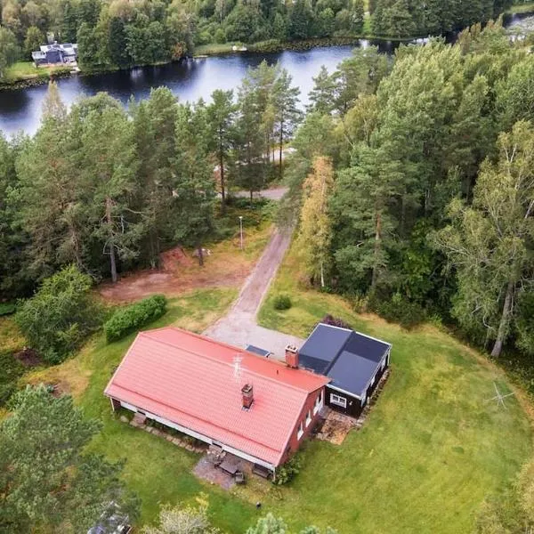 Villa Zinkgruvan Ferienhaus am See in Alleinlage，位于Zinkgruvan的酒店