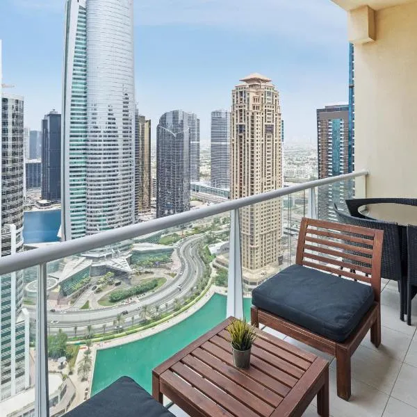 Modern & Spacious 2-Bed Condo with Panoramic Lake Views, Dual Balconies, Steps from Dubai JLT Metro By "La Buena Vida Holiday Homes"，位于迪拜的酒店