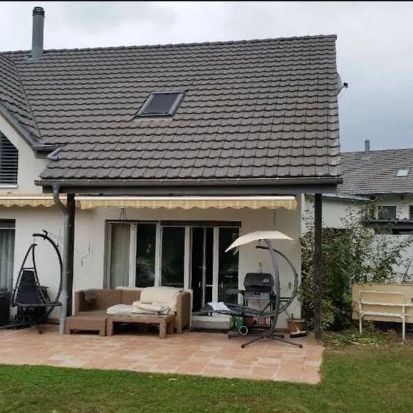 Villa Matthy Casa con giardino fronte fiume possibile nuotare，位于Gebenstorf的酒店