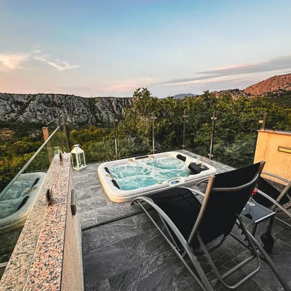 Summer House Nika with Jacuzzi，位于Slime的酒店