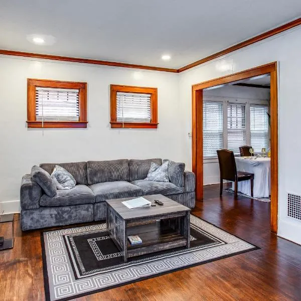 Amazing 3 bedroom home Steps, Airport, UofR, RIT, Strong,位于罗切斯特的酒店