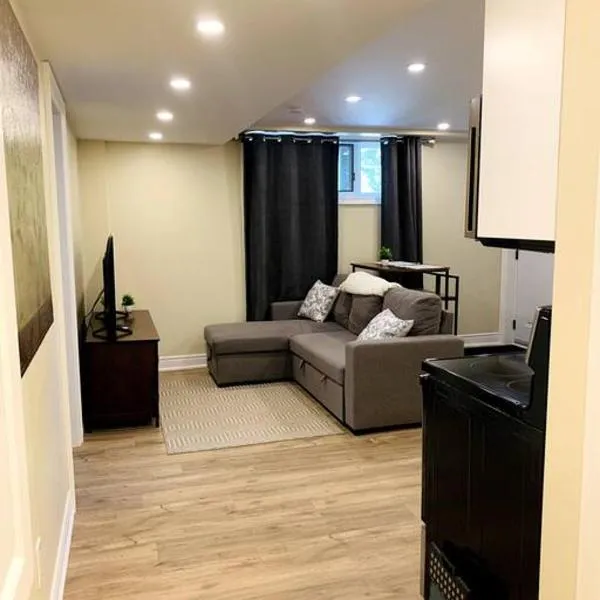 Cozy 1 bedroom basement apartment 14 days minimum，位于Fonthill的酒店