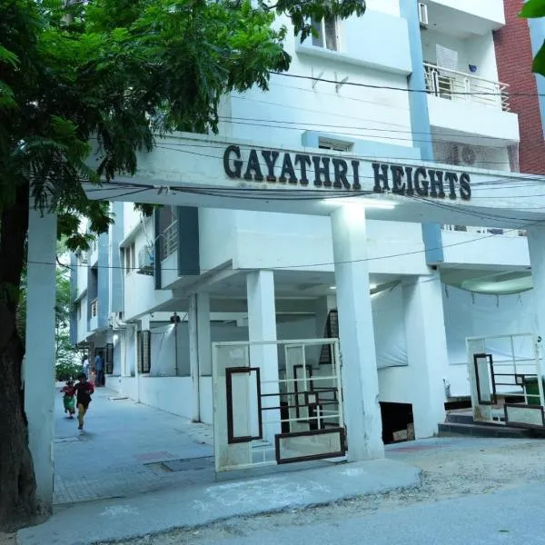 GAYATHRI HEIGHTS SERVICED APARTMENTS & APARTMENT HOTEL In HYDERABAD，位于海得拉巴的酒店