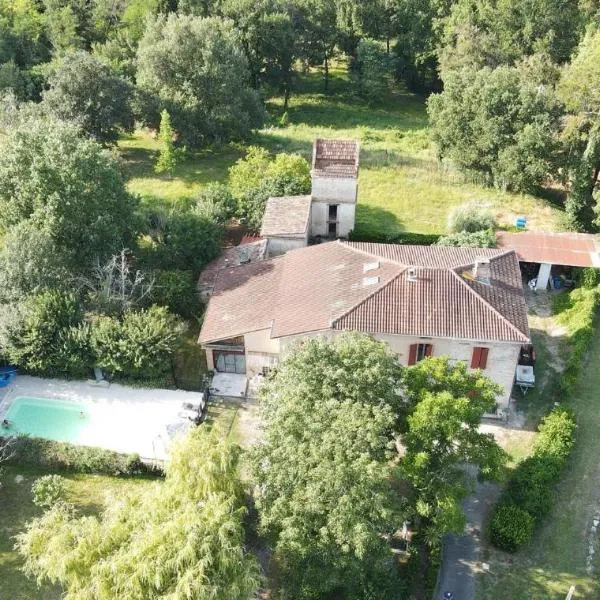 Maison de maître XVIIIème avec piscine chauffée，位于Saint-Gauzens的酒店