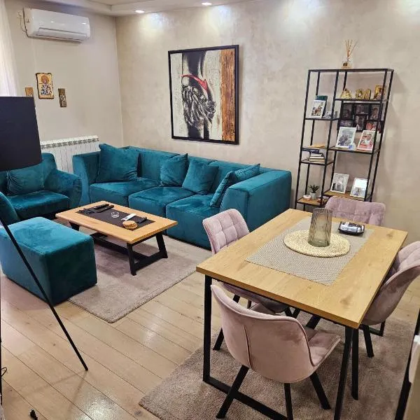 Lux apartman，位于Karaburma的酒店