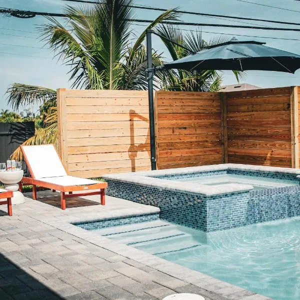Luxurious Waterfront Home with Heated Pool and Jacuzzi，位于珊瑚角的酒店