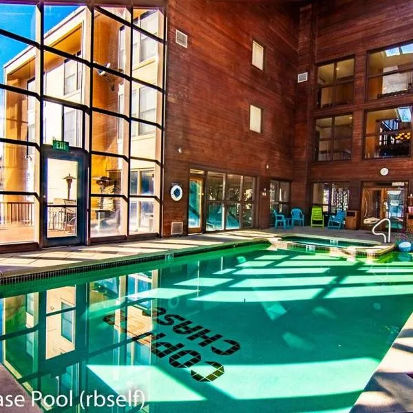 Platinum Studio Pool-Spa Ski-in out Gym, Sauna, Laundry, BBQ，位于布赖恩峰的酒店