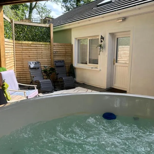 Sèid Bò - Sleeps 6 - NEW Private 6 Person HotTub Available，位于Ramelton的酒店