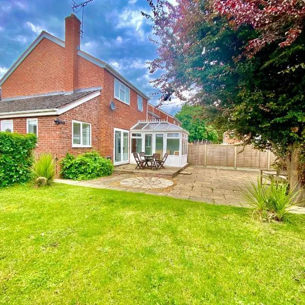 Lovely Home in Herefordshire, Garden & Parking，位于莱明斯特的酒店