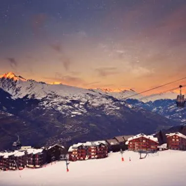 Montalbert Les Choucas, sur la piste à côté de la télécabine，位于艾姆拉普拉涅的酒店