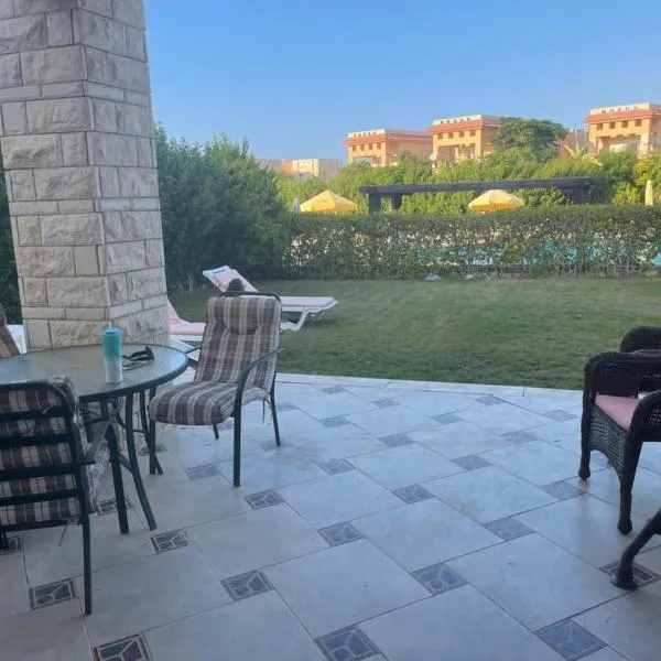 Amazing standalone Villa with 4 master rooms, private Garden, and pool，位于El Hamam的酒店