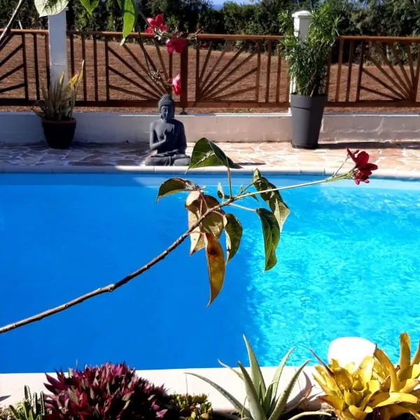Joli studio rez de jardin, piscine, jacuzzi，位于Sainte-Suzanne的酒店
