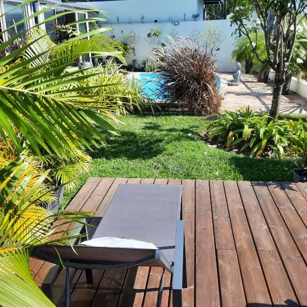 Joli appartement, piscine, jacuzzi，位于Sainte-Suzanne的酒店