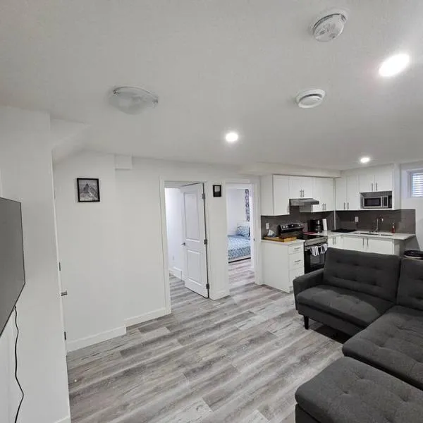 Entire guest suite in Cochrane, AB，位于科克伦的酒店