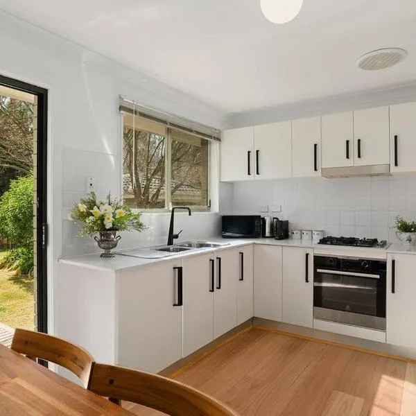 Nickle Cottage - your own little Bowral retreat!，位于波拉尔的酒店