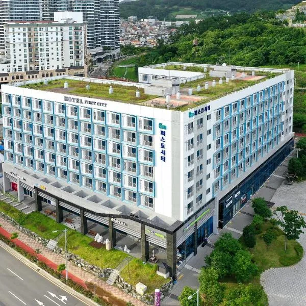 Firstcity Hotel YEOSU，位于丽水市的酒店