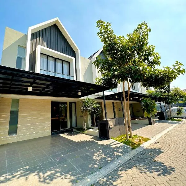 Charming 4BR House in Northwest Park, West Surabaya by Le Ciel Hospitality，位于泗水的酒店