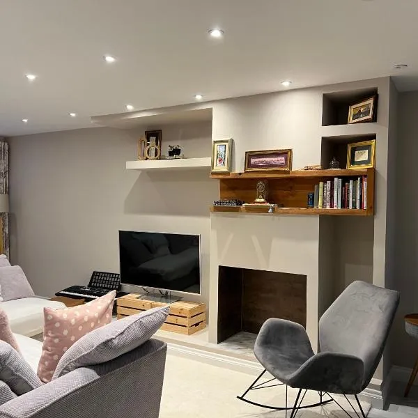 Modern and Cozy Retreat in Abingdon - Oxford- Sleeps 4 in a Quiet Location，位于Oxfordshire的酒店