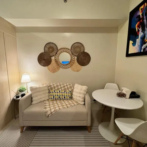 Cozy 1BR Netflix & Alexa w Balcony Free Pool，位于马尼拉的酒店