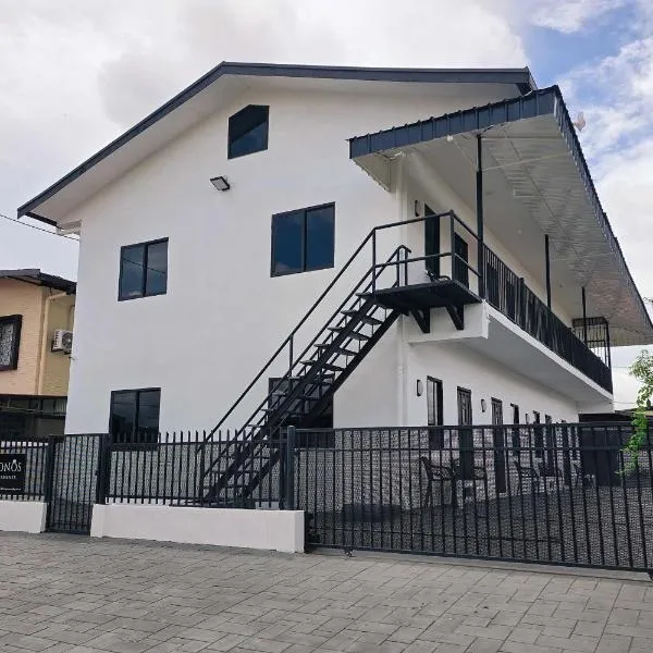 KRONOS APARTMENTS，位于帕拉马里博的酒店