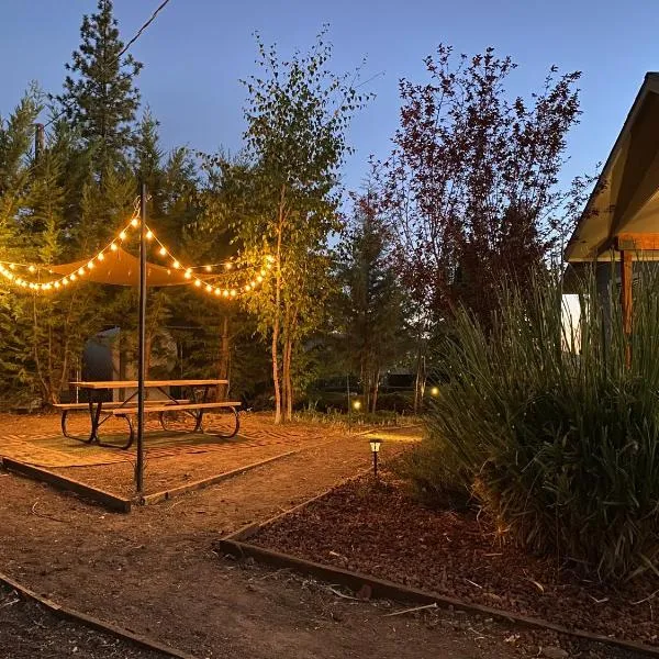 The Hilltop Cabin Retreat in Bass Lake Heights，位于奥克赫斯特的酒店