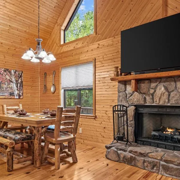 The Cabin Kingdom with Hottub，位于布莱尔斯维尔的酒店