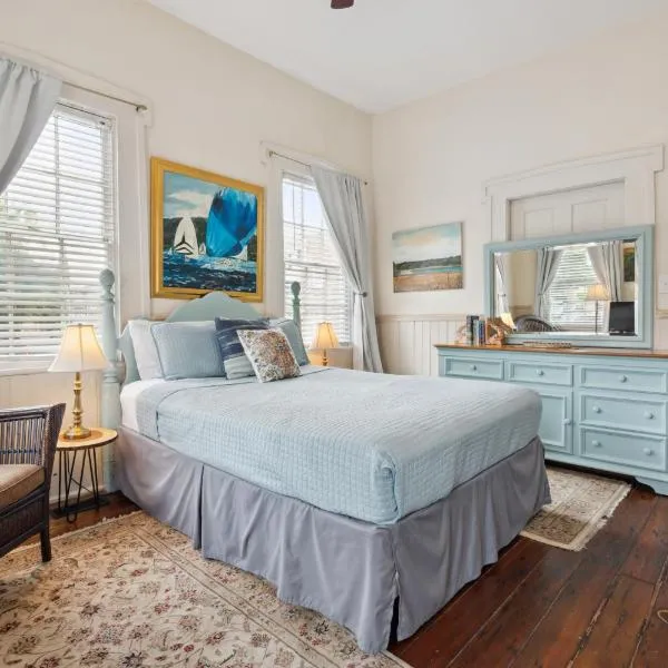 Charming Savannah Duplex Courtyard Parking,位于萨凡纳的酒店
