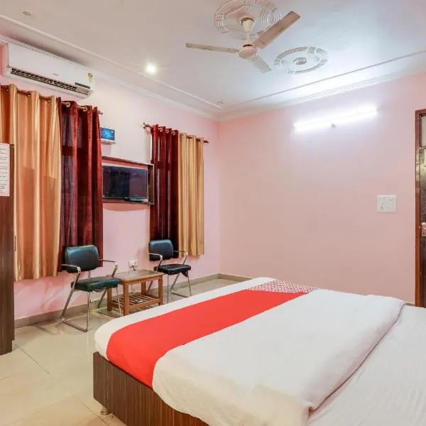 Hotel O Trimurti Palace Near Gomti Riverfront Park，位于Vibhuti Khand的酒店