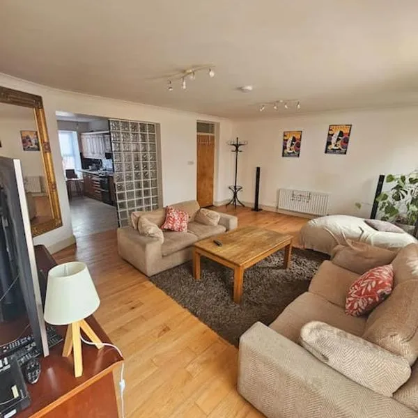 Spacious 3-Bedroom Apartment in Vibrant Dublin 8，位于布莱克罗克的酒店