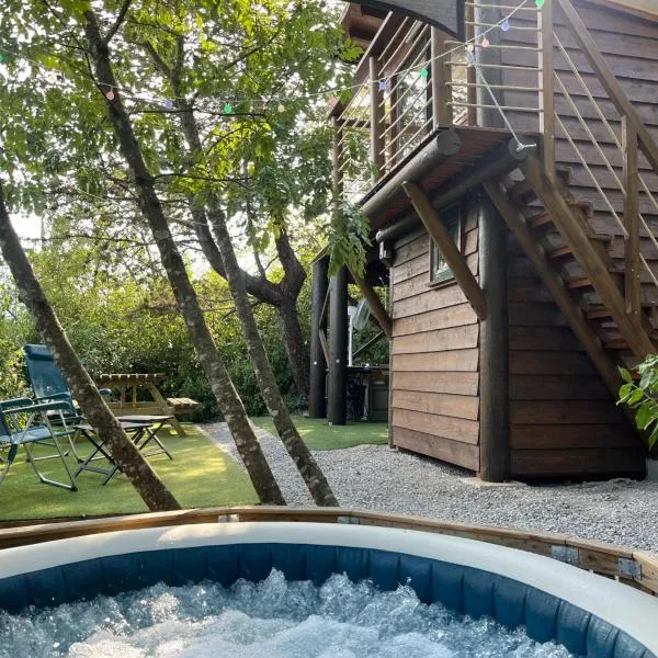 Les lucioles cabane chalet avec Jacuzzi privatif，位于普里瓦的酒店