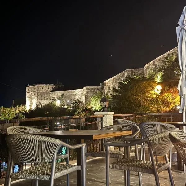 Hotel with Castle View，位于吉诺卡斯特的酒店
