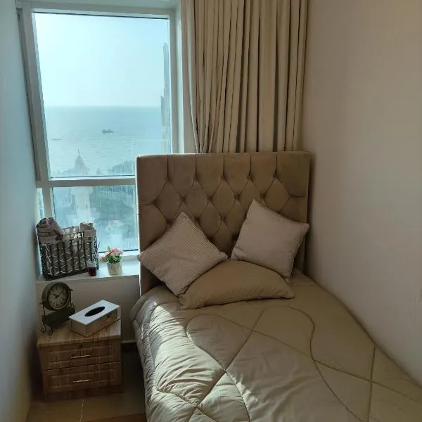 Cozy Small Private Room Sea View window - ROOM INSIDE APARTMENT，位于Ajman的酒店