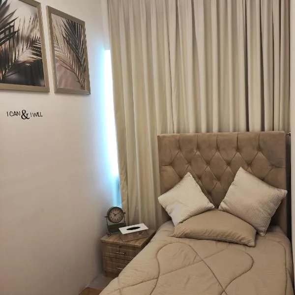 Amazing Cozy Room Sea View - ROOM INSIDE APARTMENT，位于Ajman的酒店