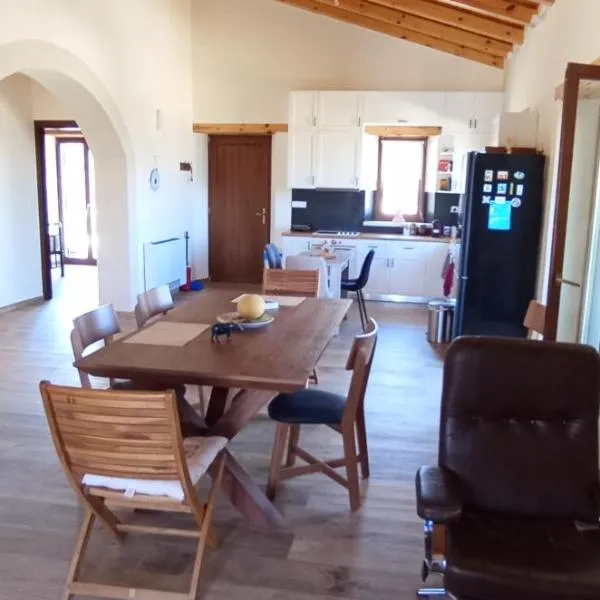 Summer Villa with sea view,6 min drive from airport, near Seitan Limania beach，位于Khordhákion的酒店