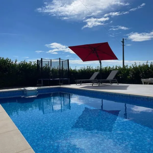 Rock'n'jazz apartment with swimming pool and beautiful sea view，位于Poljane的酒店