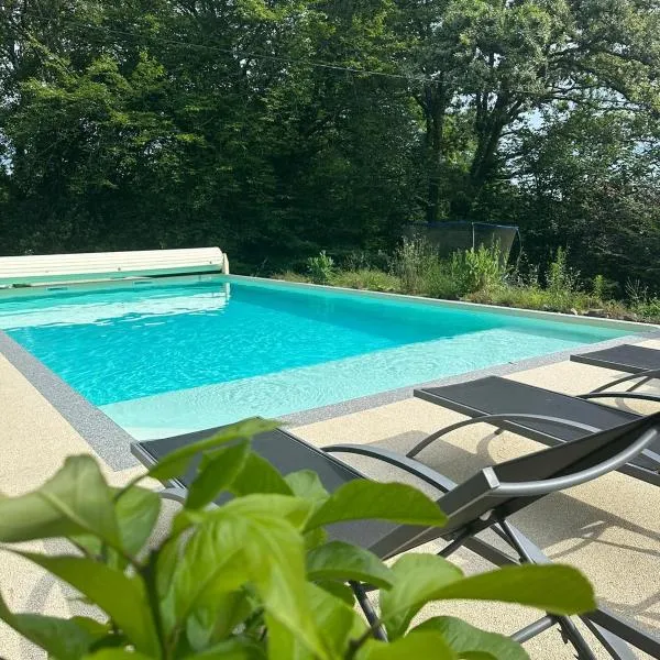 Gîte Corrézien 3 pers. Piscine chauffée，位于尚布利沃的酒店