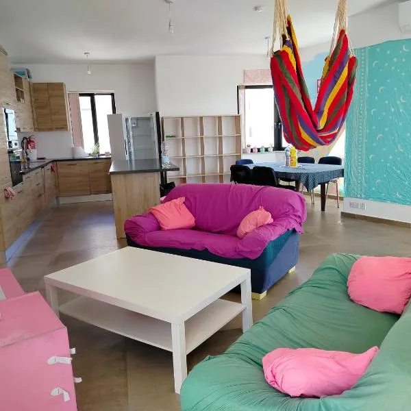 Pink Fairy Paradise Penthouse, 10mins from the beach，位于梅利哈的酒店