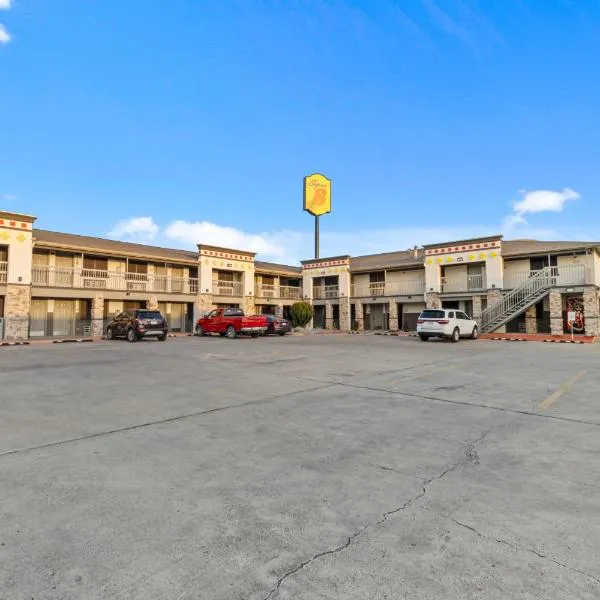 Super 8 by Wyndham McAllen-Downtown-Airport-LA Plaza Mall，位于Donna的酒店