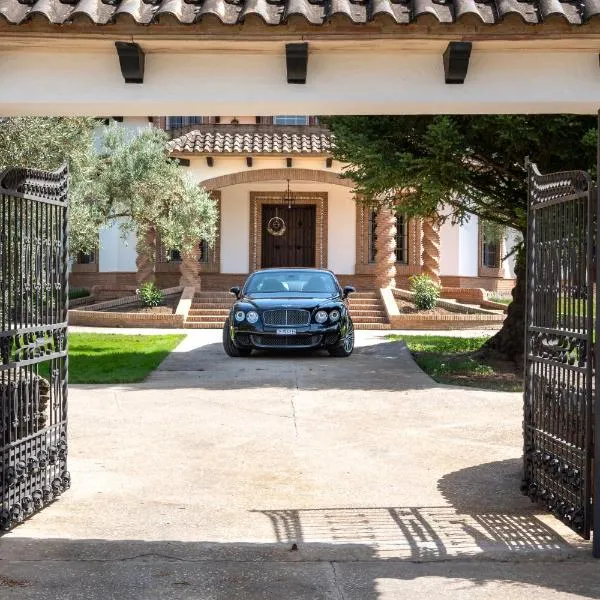 Andalusische Luxus-Finca Villa La Almunia Garden Ronda，位于阿里亚特的酒店