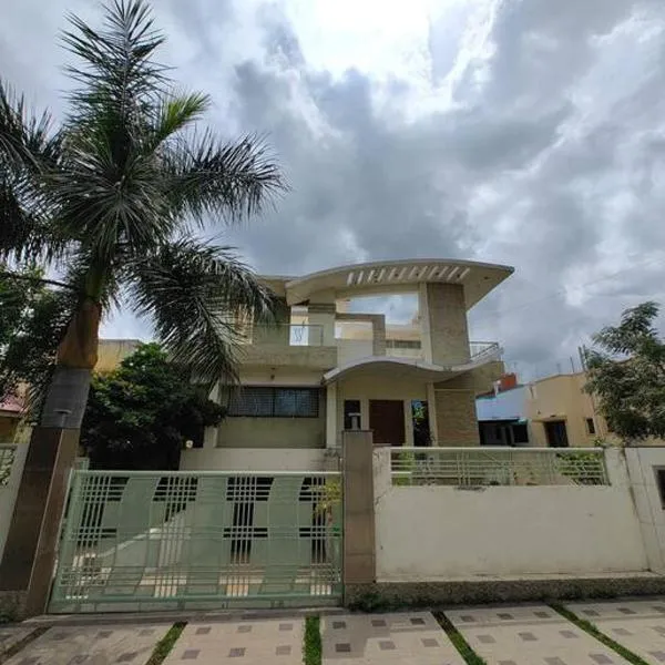 Elegant 3BHK villa, Hillside Hideaway, 10 mins from MH Bus Stand，位于Daulatābād的酒店