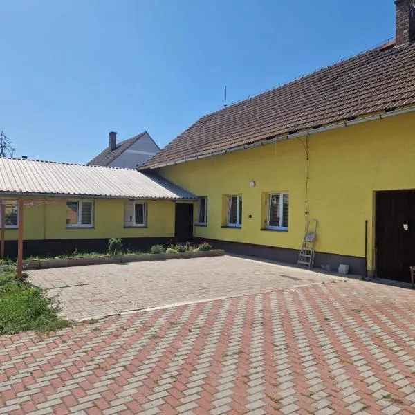 Ubytování Louny，位于洛乌尼的酒店
