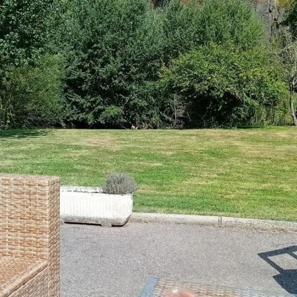 Gîte familial au bord de l'Orne, au pied du château de Mesnil-Glaise，位于La Courbe的酒店