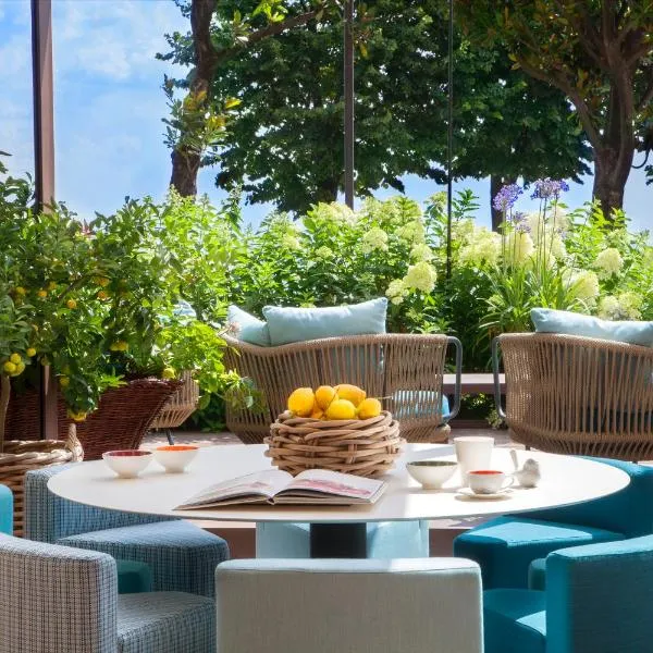 公园酒店，位于代森扎诺-德尔加达的酒店